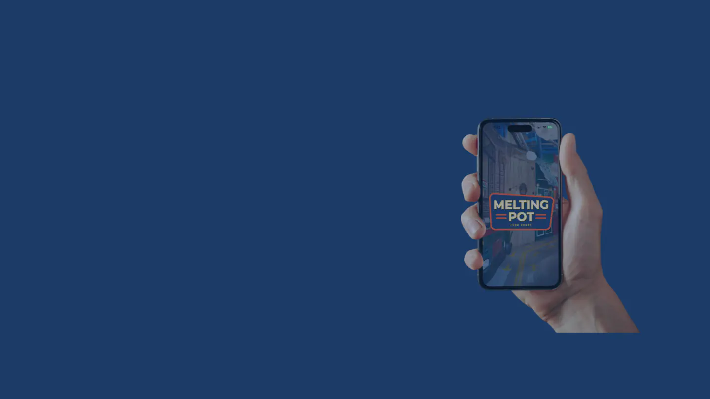 Main tenant un smartphone avec l’application Melting Pot