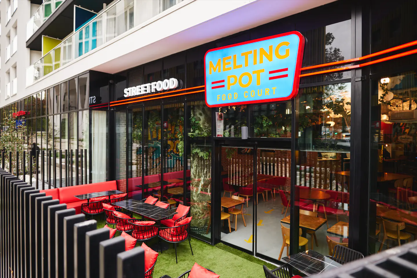 Terrasse du Melting Pot Bagnolet en journée, au pied des immeubles