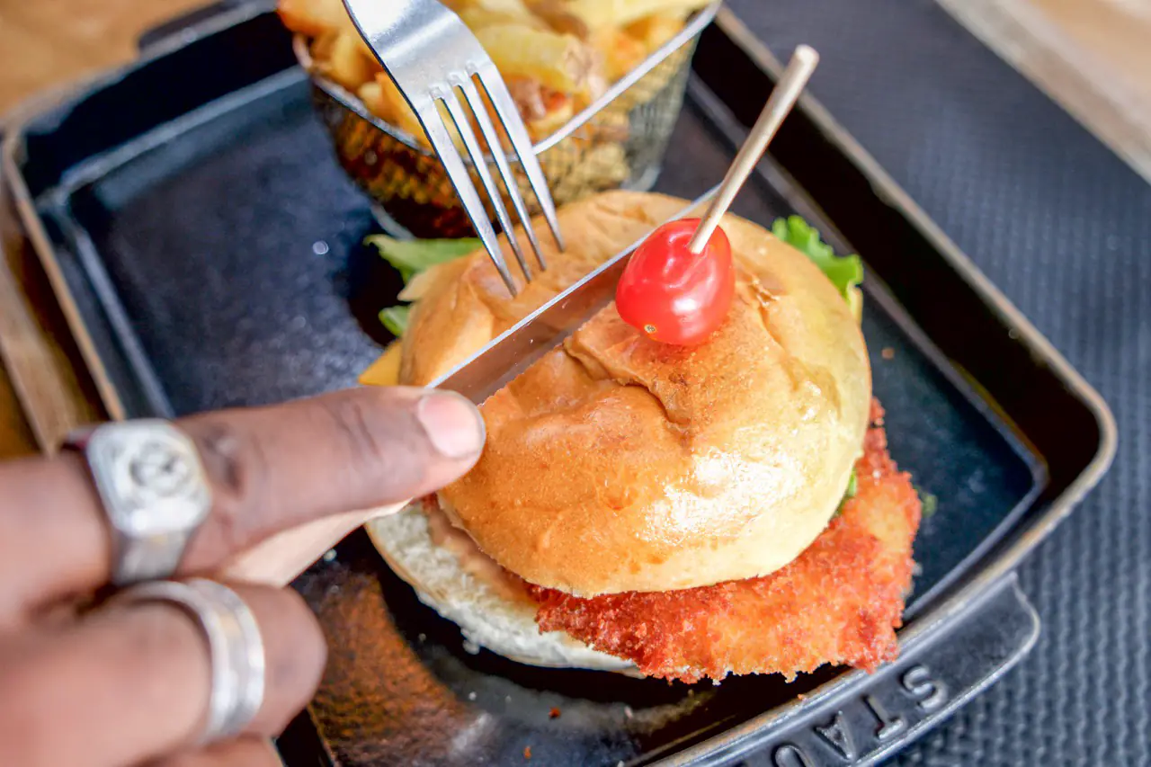 Burger maison du Petit Bistro coupé au couteau