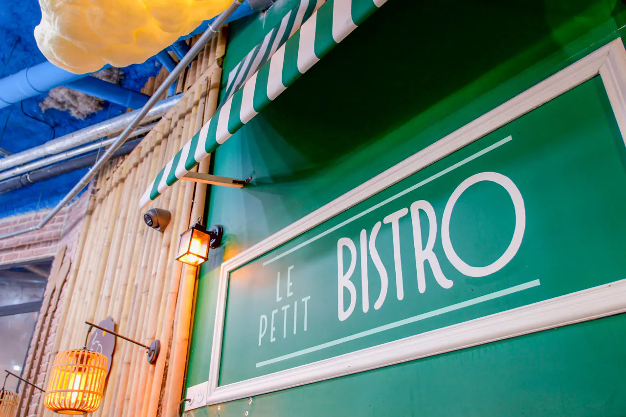 Enseigne verte Le Petit Bistro au Melting Pot