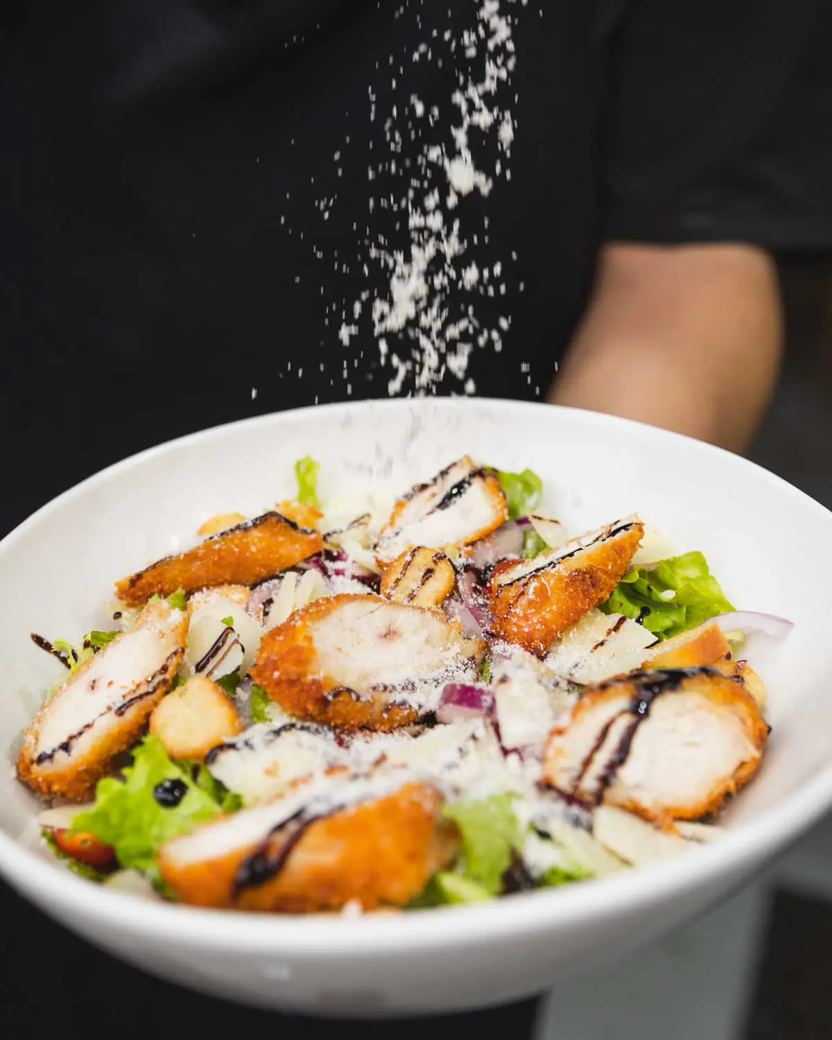 Salade composée au poulet croustillant du Petit Bistro