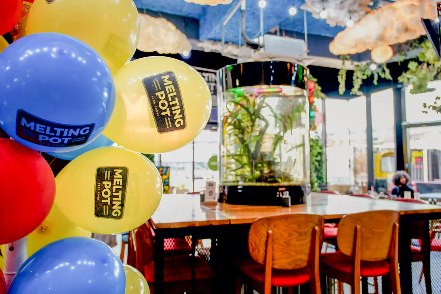 Salle du Melting Pot Bobigny décorée de ballons bleus et jaunes