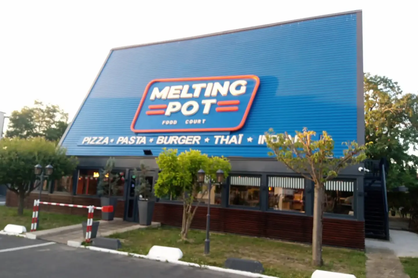 Façade du Melting Pot Food Court de Corbeil-Essonnes et son enseigne bleue