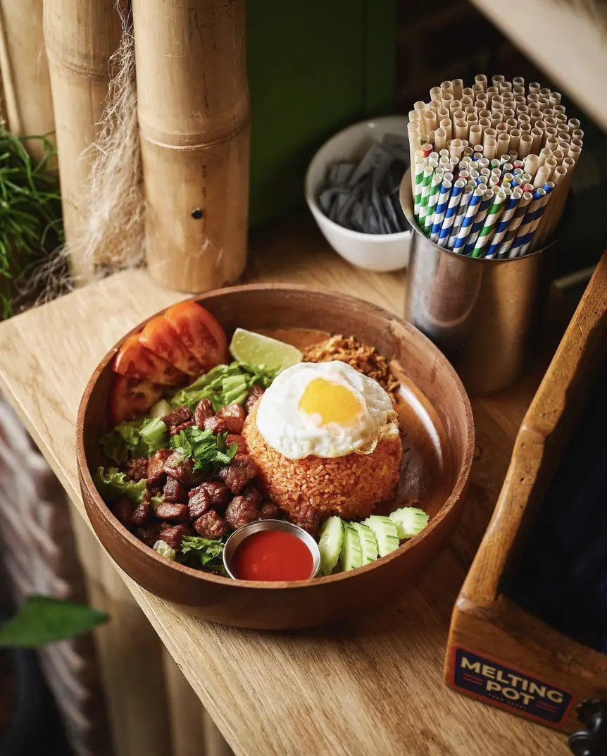 Bol de riz thaï au bœuf et œuf au plat de Siam Kitchen