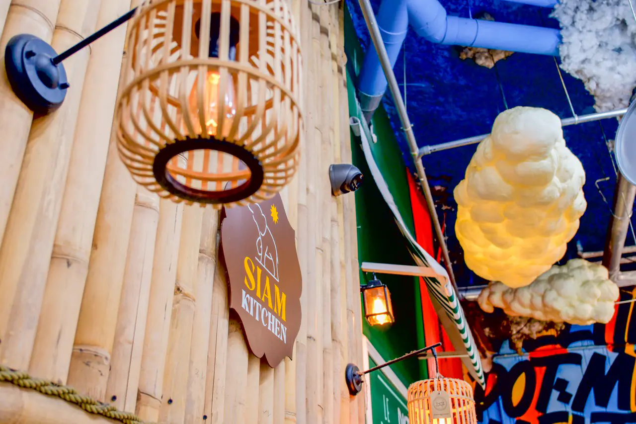 Enseigne Siam Kitchen et lanterne en bambou au Melting Pot