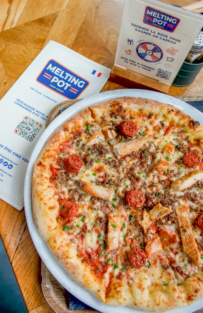 Pizza napolitaine de La Trattoria servie sur une assiette