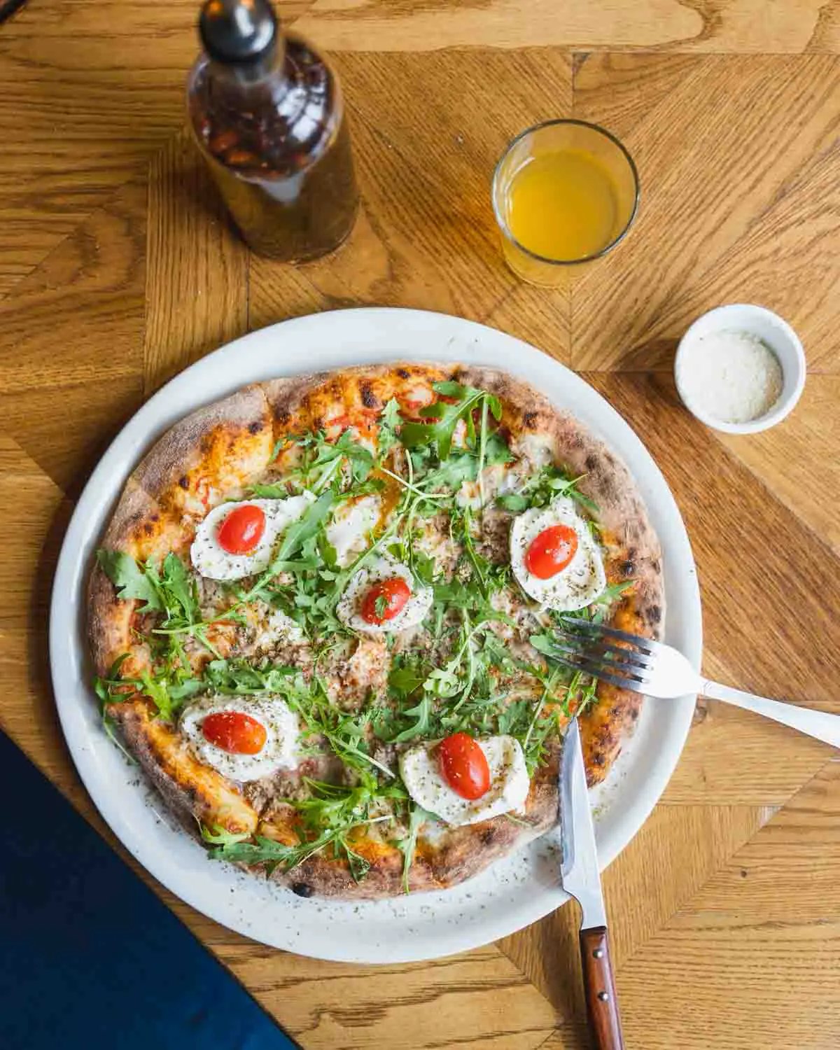 Pizza napolitaine vue du dessus avec roquette et jambon