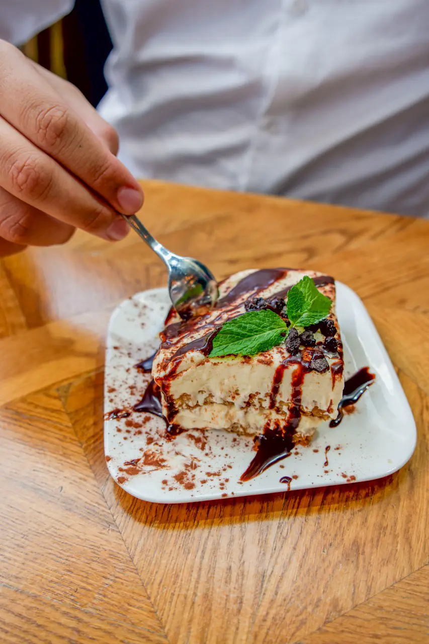 Part de gâteau au chocolat et à la crème du Yankees Coffee